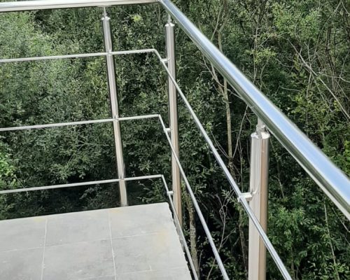 Barandillas de acero inoxidable para balcones curvos instaladas por empresa de Bilbao
