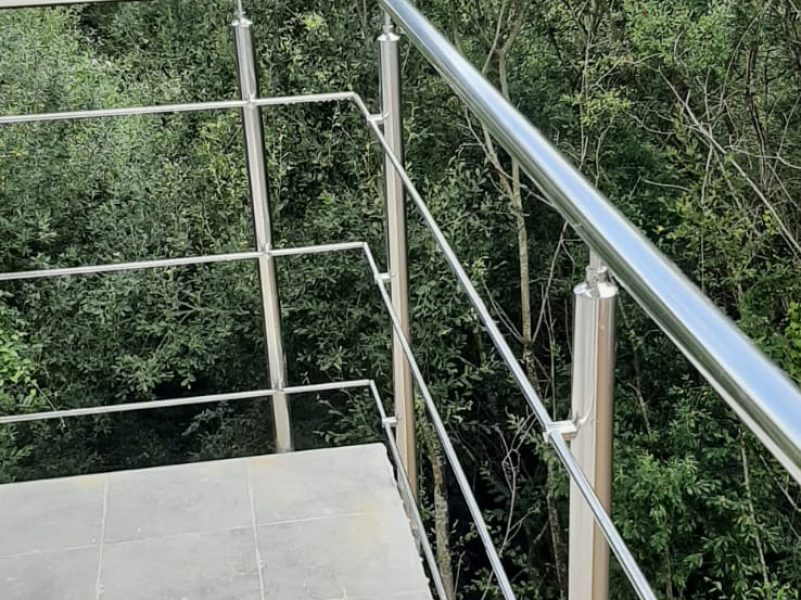 Barandillas de acero inoxidable para balcones curvos instaladas por empresa de Bilbao